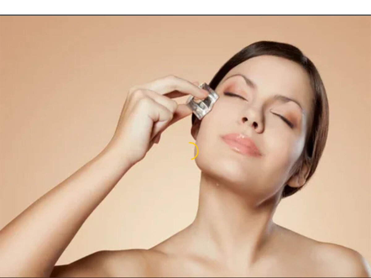 после сна протрите лицо кубиком льда из травяного отвара