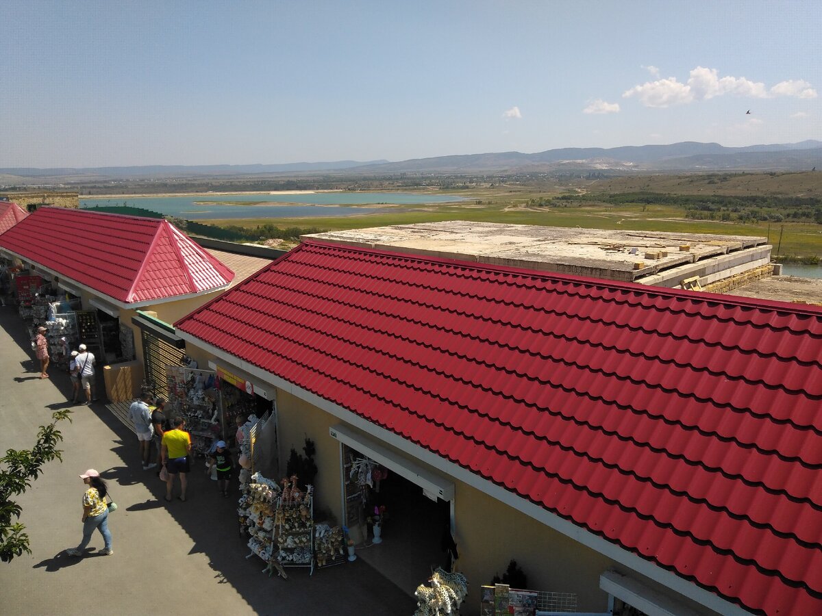 Вид на Тайганское водохранилище из парка. Смотровая площадка была на ремонте.