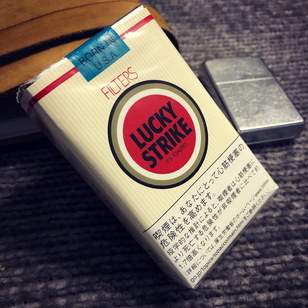 Японские сигареты. Лаки страйк 90х. Лаки страйк шоколадные. Lucky Strike сигареты шоколадные. Сигареты лайки страйк шоколадные.