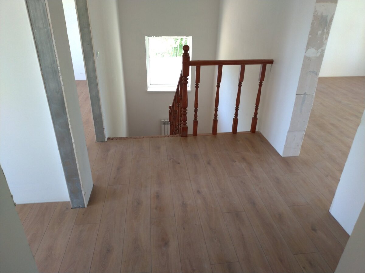 Второй этаж нашего дома. Уложили ламинат. Настала очередь дверей.