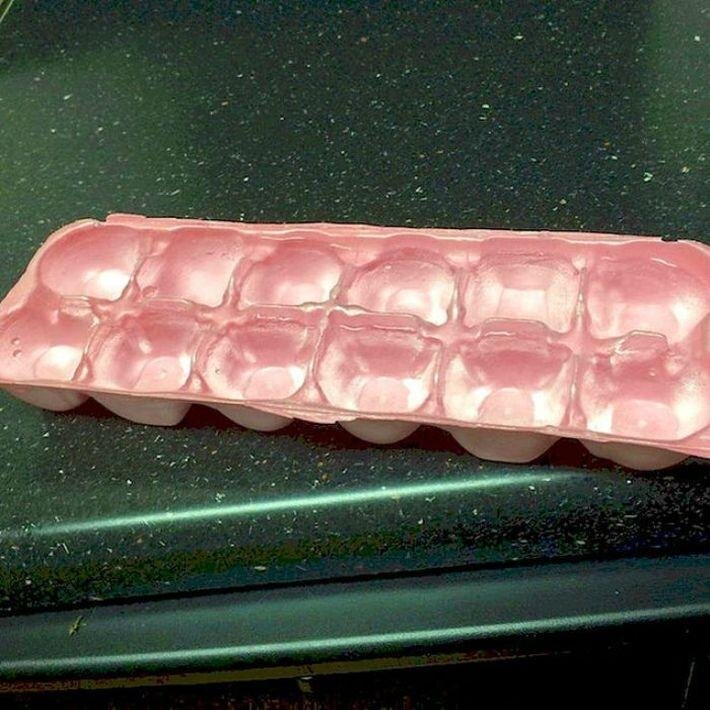 Лоток должен быть из плотного (желательно пластикового) материала.