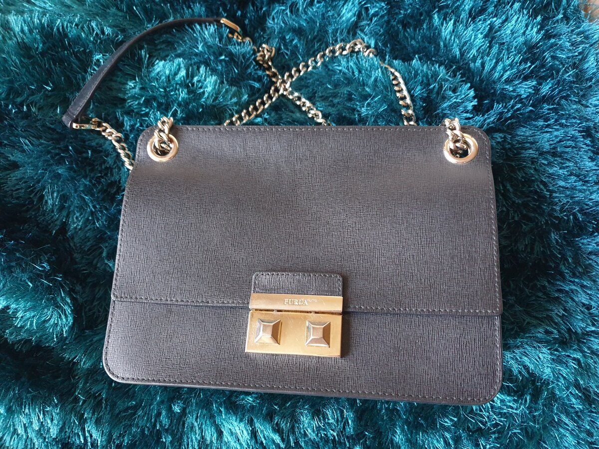 Фото не передает цвет фурнитуры. Это то самое - холодное золото. Очень универсальный цвет.