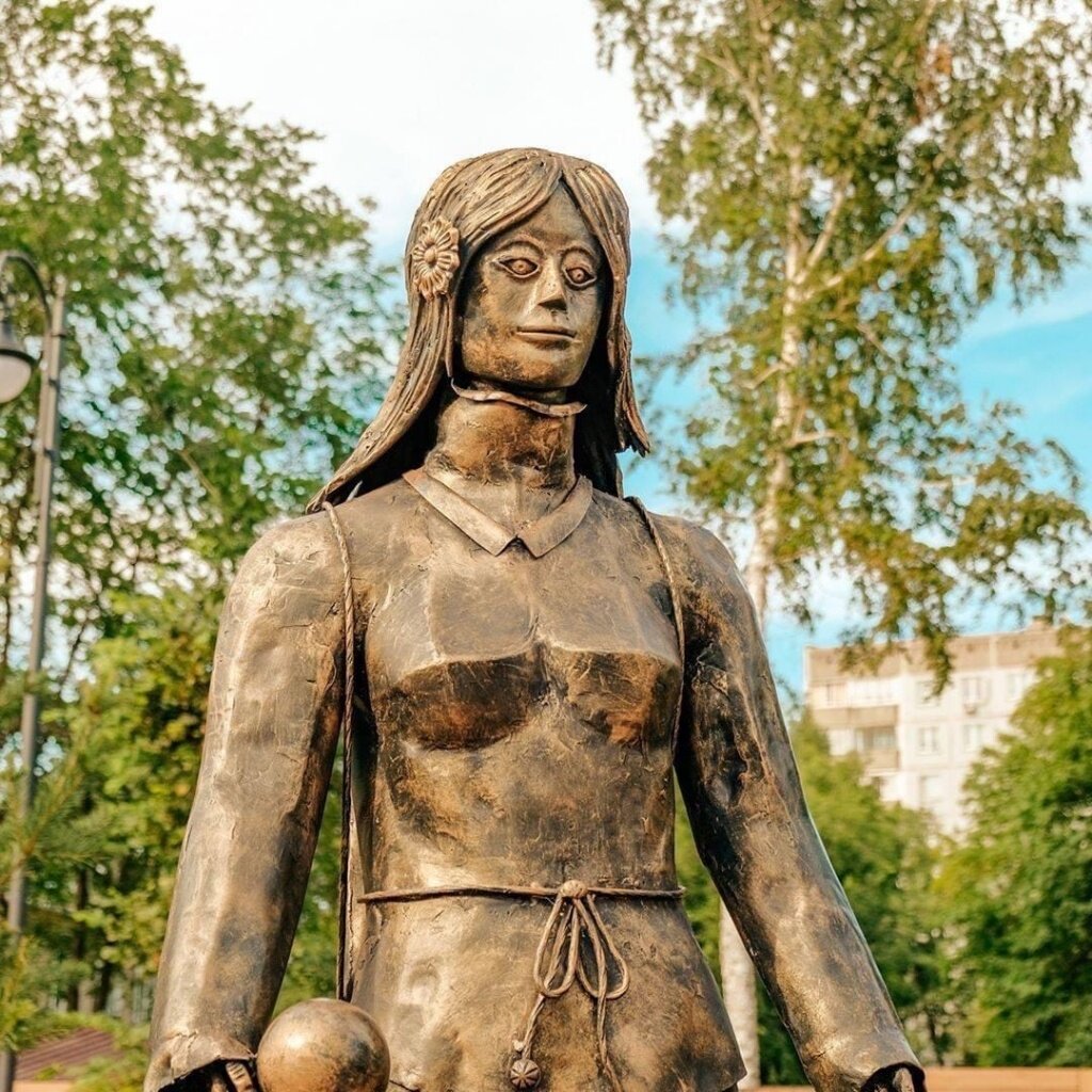 Памятник бесчувственной женщине картинка