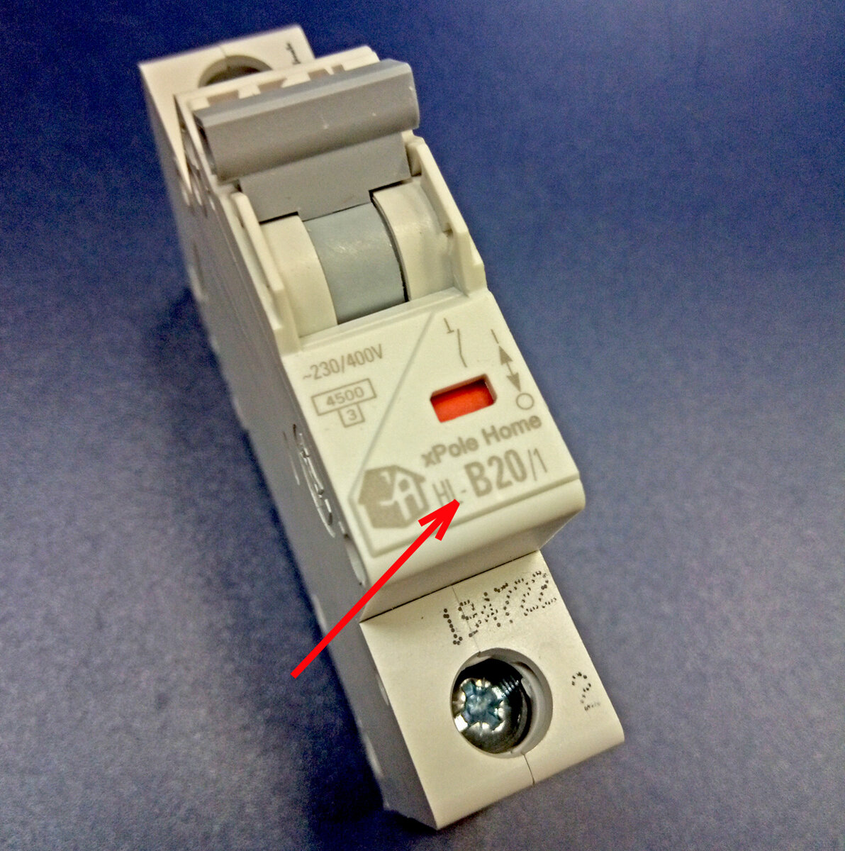 На корпусе автомата, перед цифрой, которая означает номинальный ток выключателя, стоит латинская буква - обычно "C".