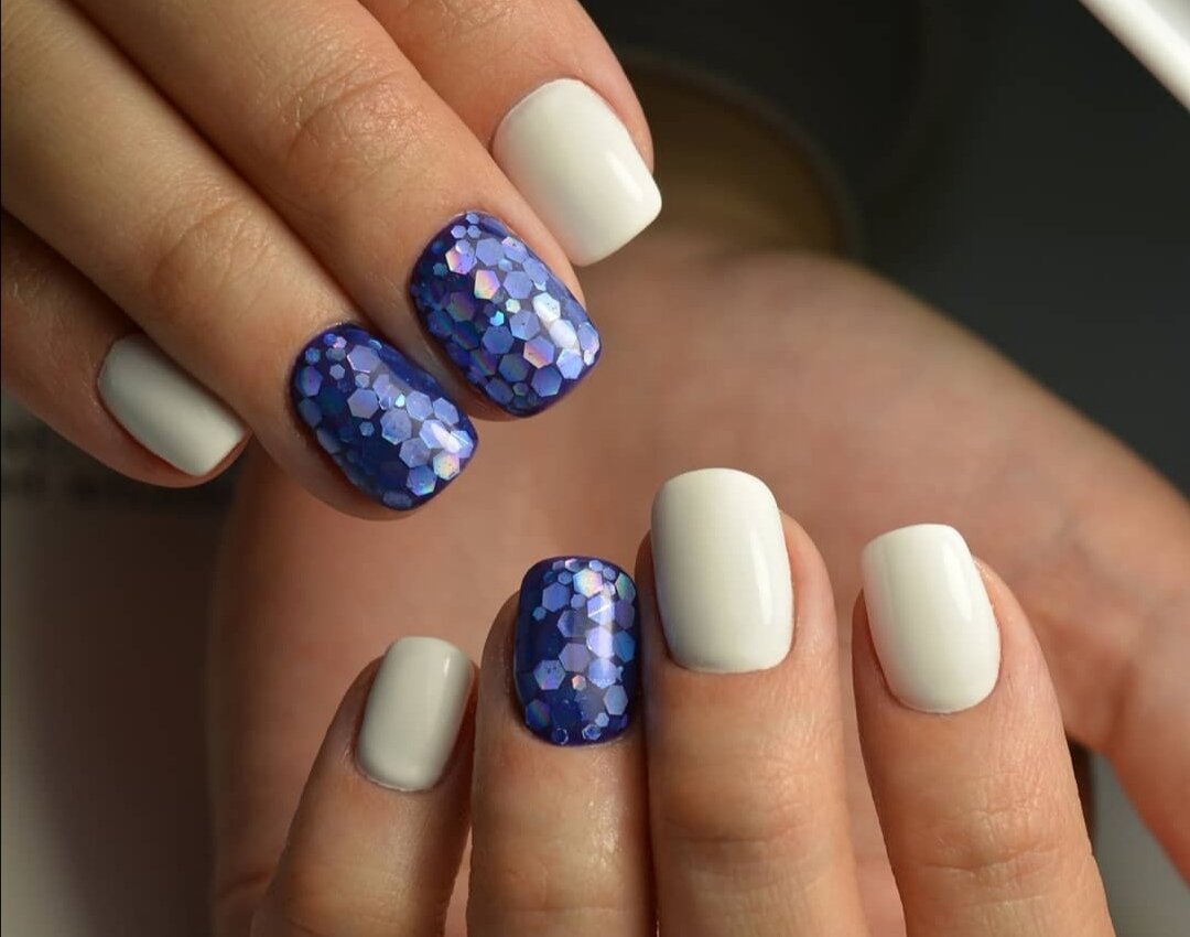 База молочного цвета с сочитанием блесток- тренд 2020-2021г.