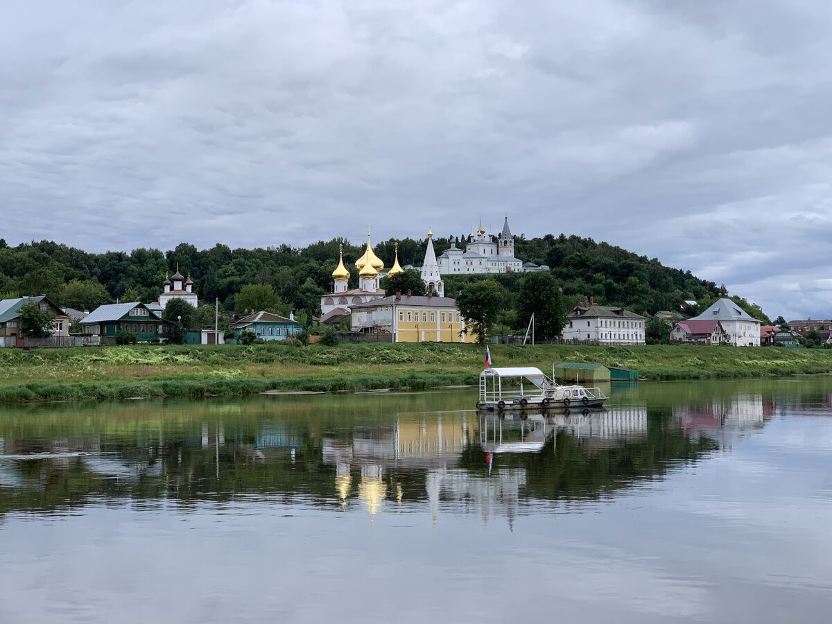 Вид на Гороховец с понтонного моста. 