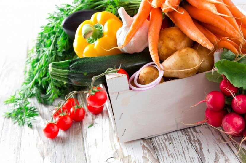 Помидоры содержат несколько больше витаминов и минералов, поэтому даже можно сказать, что они полезнее огурцов.