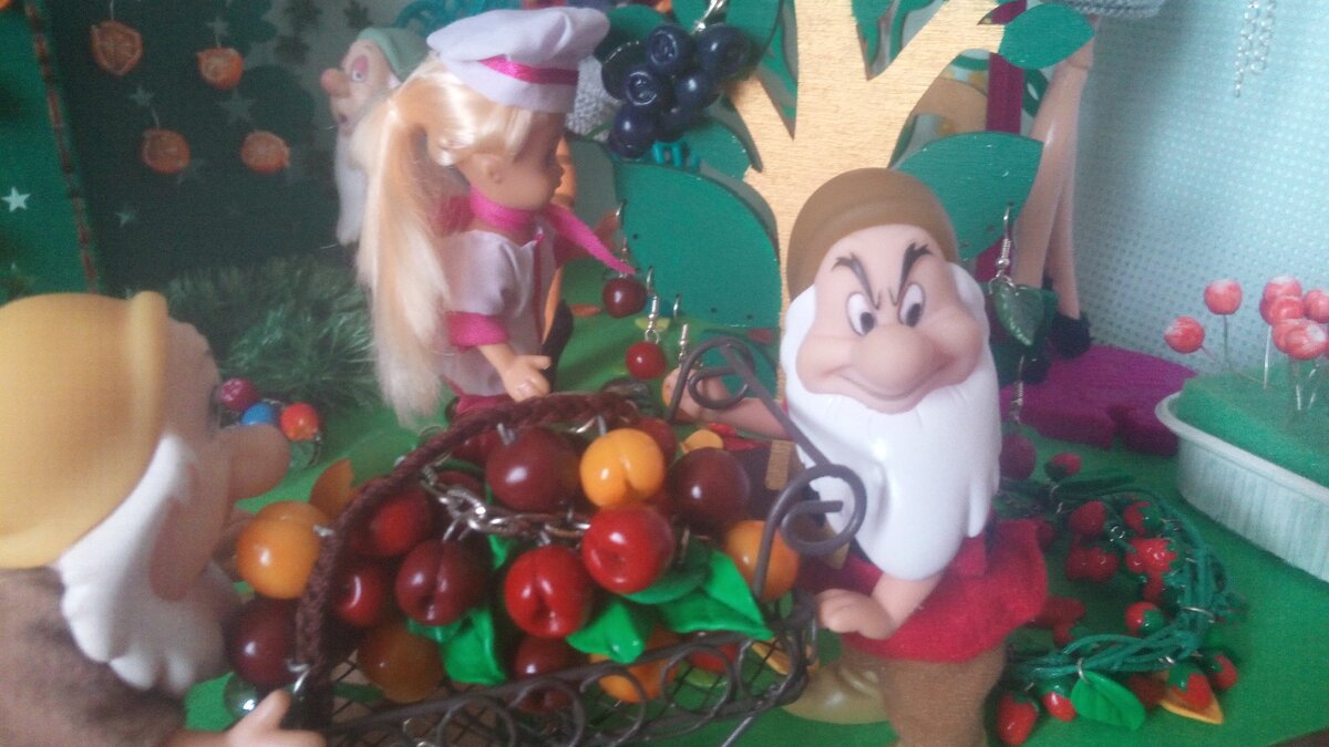 Ворчун: "Да это для меня вообще не праздник! Понабрались всякой ерунды с запада, своих праздников хватает!"