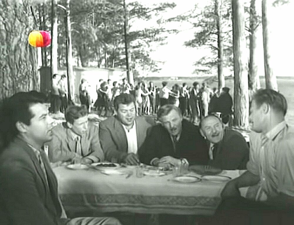 Молодежь танцует, а солидные мужчины поют за столом "Что стоишь качаясь тонкая рябина". Какие типажи! Раднэр Мурадов, Станислав Чекан, Виталий Доронин, Николай Парфенов.