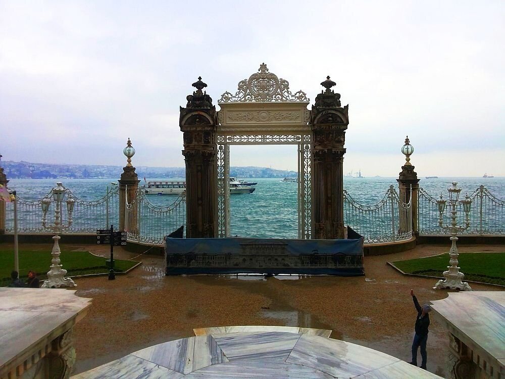 Морские ворота и пристань дворца Долмабахче