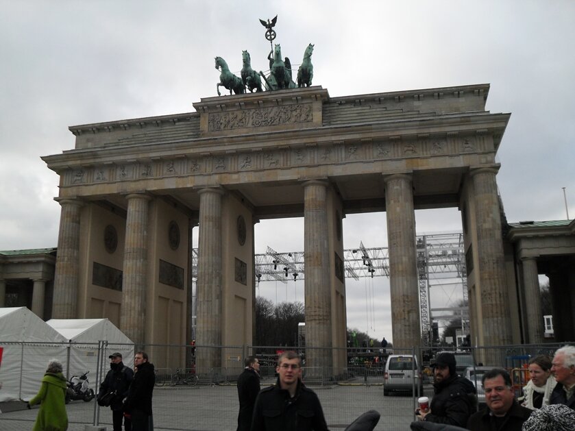 Бранденбу́ргские воро́та - один из главных символов Берлина