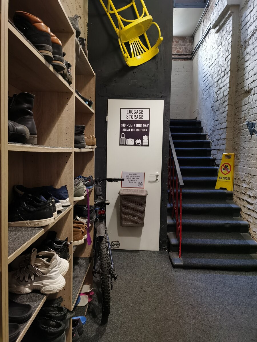 Сразу на входе нужно разуться, дальше поднимаемся вверх на ресепшн.
