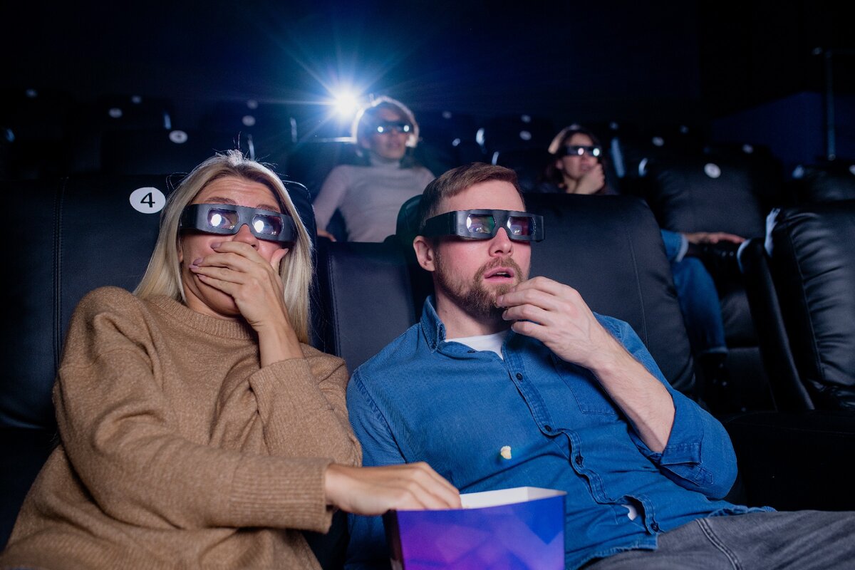 Прийти в кино со второй половинкой означает, что в реальности вам не хватает с ней общения.