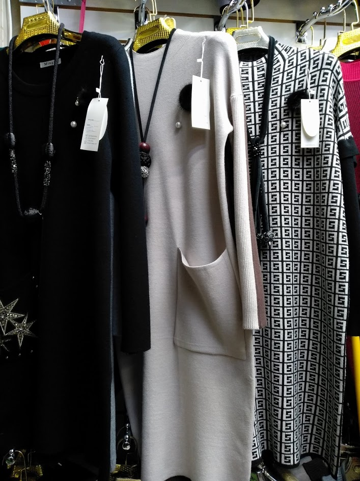 Вот на эти платья я залипла в Люблино, но какое в результате купила, покажу позже, его на фото нет 