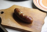 Поджарить или запечь свиные купаты. Можно использовать как обычные колбаски для гриля, так и охотничьи сырокопченые.