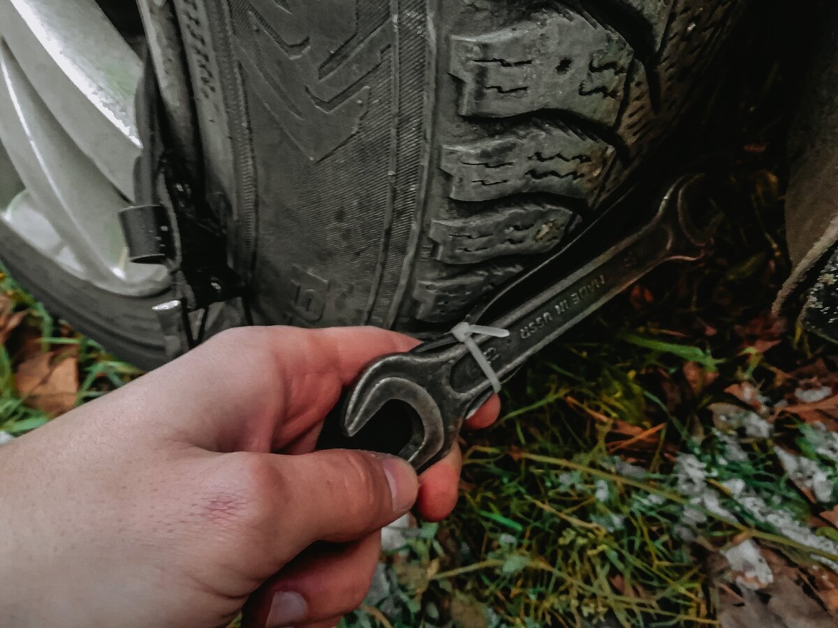 Прикидываем примерное расположение ключа, чтобы он прилегал непосредственно к протектору шины, притягиваем его стяжками к ремню