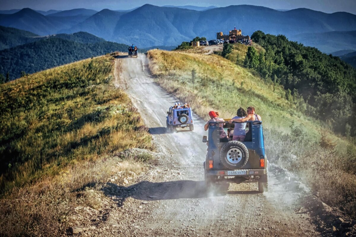 Очарование джипинга заключается в том, что по выбранным дорогам не пройдет ни один автомобиль, кроме специально подготовленного джипа, да и для него некоторые преграды являются тяжелым испытанием, и участники поездки должны преодолевать их сообща. Такое приключение сопряжено и с опасностями, которые, впрочем, стоят испытываемых эмоций: это и прилив адреналина, и волнение, и страх, и всепоглощающая радость и удовлетворение от успешно выполненной задачи.