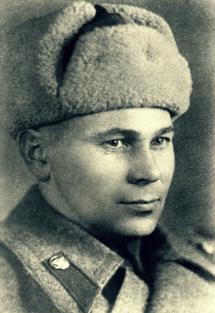 Петр Александрович Лидов — советский журналист, военный корреспондент газеты «Правда», автор первого очерка о Зое Космодемьянской (1942), предпринявший журналистское расследование событий в Петрищеве. Кавалер ордена Отечественной войны I степени. Не позднее 1944 г. Источник: goskatalog.ru. Фотография использована в качестве иллюстрации.