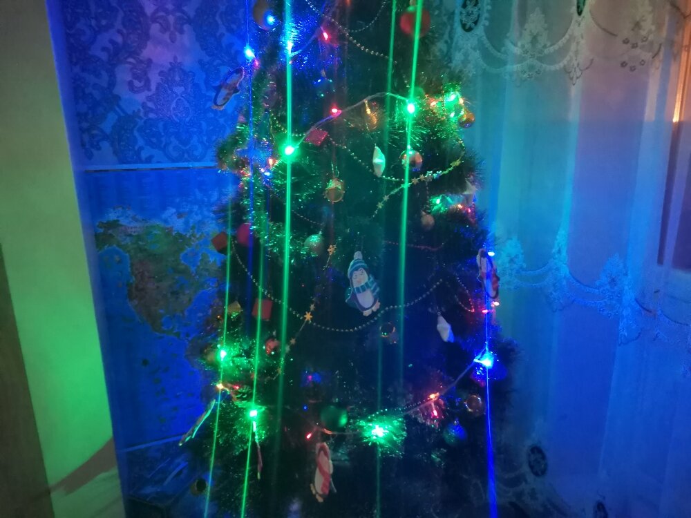 Люблю украшать ёлку, особенно со своей семьей.