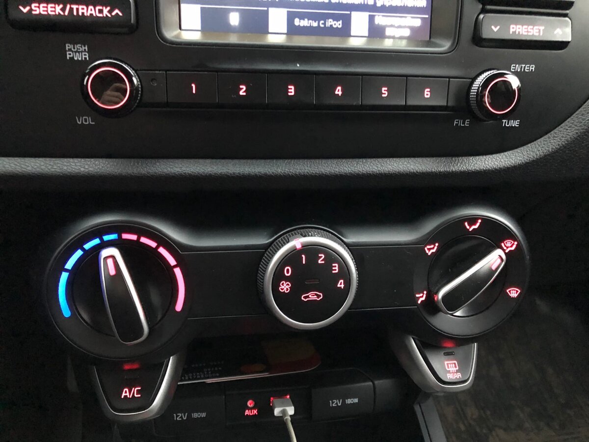 Так обычно езжу каждый день. На ноги и на стекло