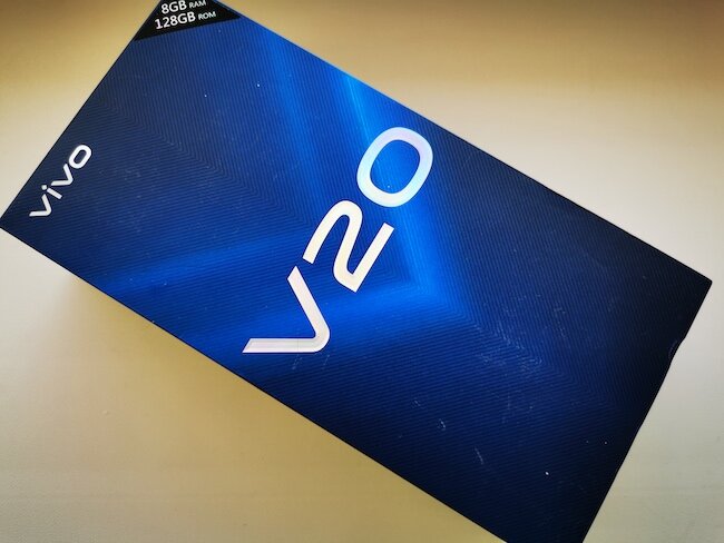 Распаковка Vivo V20