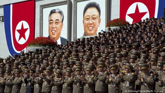 Корейская народная армия, военная организация Корейской Народно-Демократической Республики , институционально является «партийной армией» Лейбористской партии и основой власти в рамках политики сонгун. Верховный главнокомандующий является председателем Комиссии по обороне . Корейская народная армия является призывником, и в 2002 году ее численность составила более 1,1 миллиона человек. По дивизиону армия составляет 1,2 миллиона человек, флот - 46 тысяч, военно-воздушные силы - 86 тысяч. Однако оценивается, что на фактическую боевую способность накладывается определенное ограничение, поскольку большое количество оборудования является устаревшим. Кроме того, поскольку известно, что оборудование вооруженных сил Республики Корея, которые являются основными силами, качественно превосходит его, оно может не иметь большого значения в качестве источника энергии в случае чрезвычайной ситуации. 
70% всей мощи развернуто к югу от линии Пхеньян-Вонсан, а 170-мм самоходные орудия и 240-мм радиальные орудия могут превентивно нанести внезапный удар в районе мегаполиса Кореи. В настоящее время мы прилагаем усилия для обеспечения живучести тыловых районов путем расширения сил специального назначения, строительства туннелей и разработки ложных флагов, принимая войну в Ираке .

Baengnyeong острова окрестности и jangsangot Ongjin полуострова , Yeonpyeong остров у побережья полуострова, включая Кодекс поведения также jangjae , боевые искусства, алгебра перегружены и т.д. размещены должен росли 900 береговой артиллерии. Около 100 ворот было интенсивно развернуто в военном порту Хэджу.

Для береговых орудий типичными являются 130-мм орудия с дальностью 27 км и 76,2 мм с дальностью 12 км. В некоторых районах используется 152-миллиметровый клюв (наждачная бумага для пхенгок) с дальностью 27 км. Кроме того, на северном берегу NLL было установлено несколько ракет класса «земля-корабль» «Самлит» и «Шелкопряд» с дальностью полета 83 ~ 95 км.

Корейская народная армия обладает баллистическими ракетами, такими как « Родонг-1» , « Дэподонг-1» и « Дэподон-2» . Daepo-dong 2 имеет дальность действия, которая может поразить Аляску , территорию Соединенных Штатов . Замечено, что он обеспечил технологию возвращения в атмосферу после успешного запуска спутника Galaxy 3 12 декабря 2012 года. По оценкам, он обеспечил дальность полета межконтинентальных баллистических ракет от 10 000 до 13 000 км . Из Корейской Народно-Демократической Республики 10 000 км могут добраться до западной части Соединенных Штатов, а 13 000 км - до большей части Соединенных Штатов. Проведены испытания на улучшение характеристик двигателя межконтинентальной баллистической ракеты КН-08. Невозможно подтвердить, сколько самолетов было разработано. Он установлен на TEL, но TEL представляет собой опасную систему вооружения, потому что он имеет то преимущество, что он может запускать ракеты, скрытые в слепой зоне разведывательных спутников или радаров. TEL баллистической ракеты Nodong с дальностью полета 1300 км, где в реальных боевых действиях задействовано от 150 до 250 самолетов, также известен как от 27 до 40 единиц. Анализируется, что оперативное подразделение по баллистическим ракетам «Мусудан» с Гуамом в зоне досягаемости имеет 14 TEL.