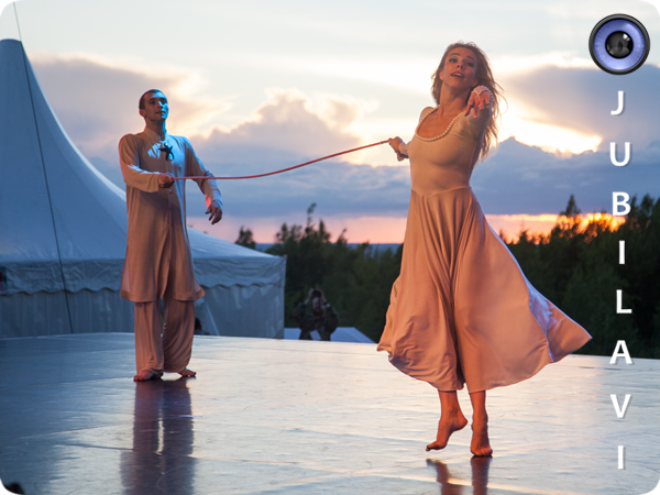 Ромео: "Позволь же мне поцеловать тебя!" Джульетта: "Веревочка, как символ крепкой связи меду нами!" 