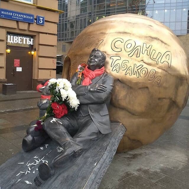 ПАМЯТНИК ОЛЕГУ ТАБАКОВУ В МОСКВЕ. ИСТОЧНИК ФОТО: INSTAGRAM TEATR_TABAKOVA