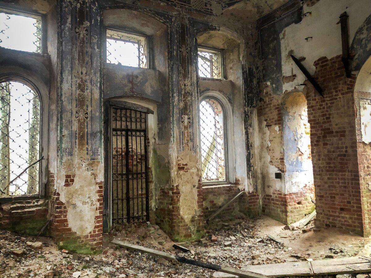 Внутр видны сохранившиеся фрески