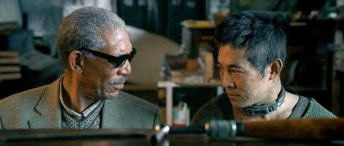 Морган Фриман играет в фильме слепого мастера по настройке фортепиано. По моему это самое "Фримановское" что можно было придумать для персонажа после роли бога.