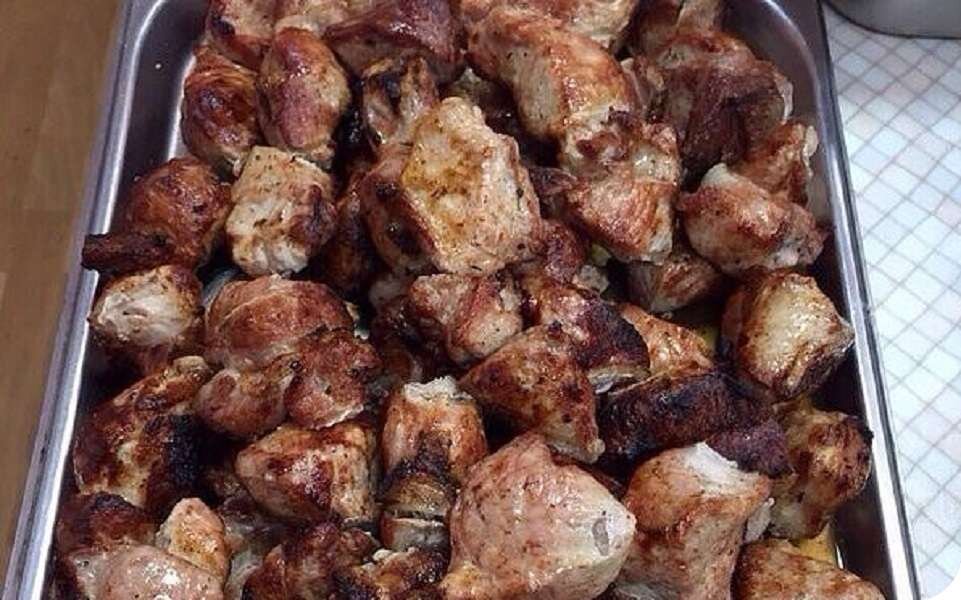 Шашлык в фольге в духовке. Время приготовления шашлыка из свинины в духовке. Противень для шампуров. Шашлык в духовке на решетке. Шашлык в духовке на шпажках в фольге.