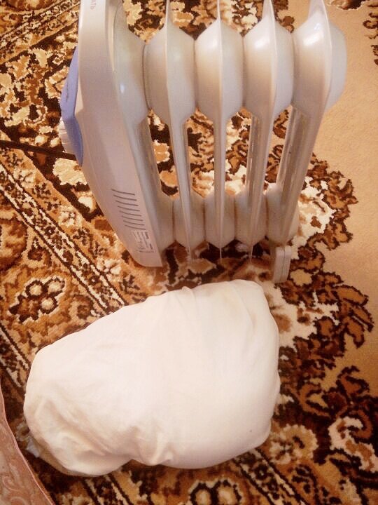 Завернули котёнка с головой. Он сразу уснул в таком "домике"