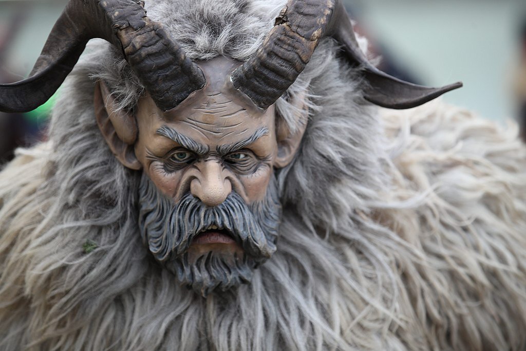 Человек в костюме Крампуса на этапе Кубка мира по санному спорту 
(Австрия, 2019-2020)