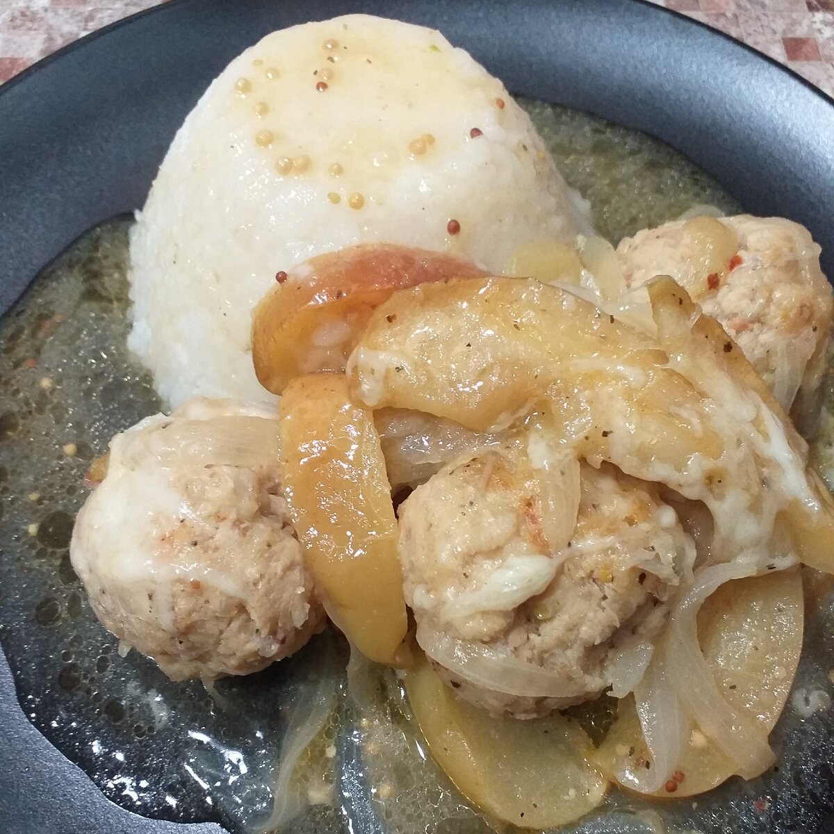 Тефтели в яблочно - луковой подливе