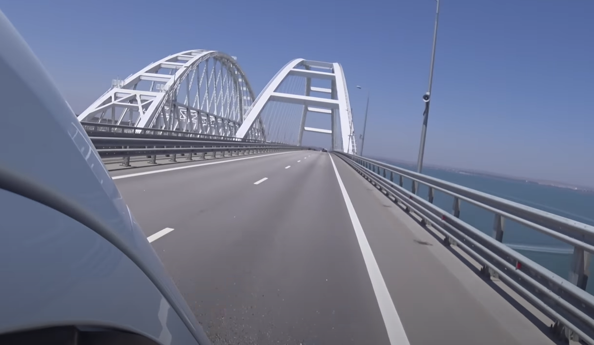 арки моста днем 