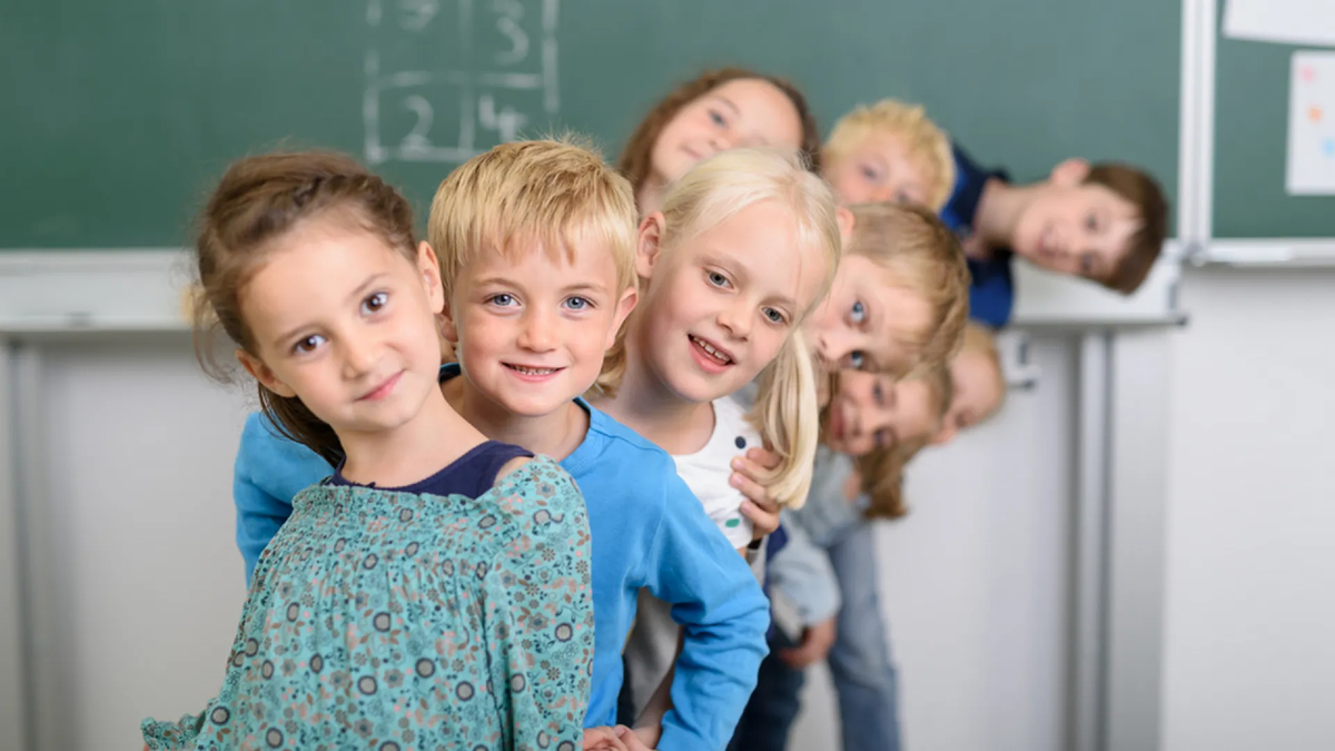 Учитель и дети. Дети в школе. Школа занимается воспитанием детей. Дети в классе. Дети на уроке.