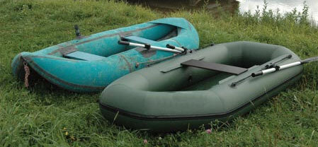 Резиновая лодка - слева, лодка ПВХ - справа
