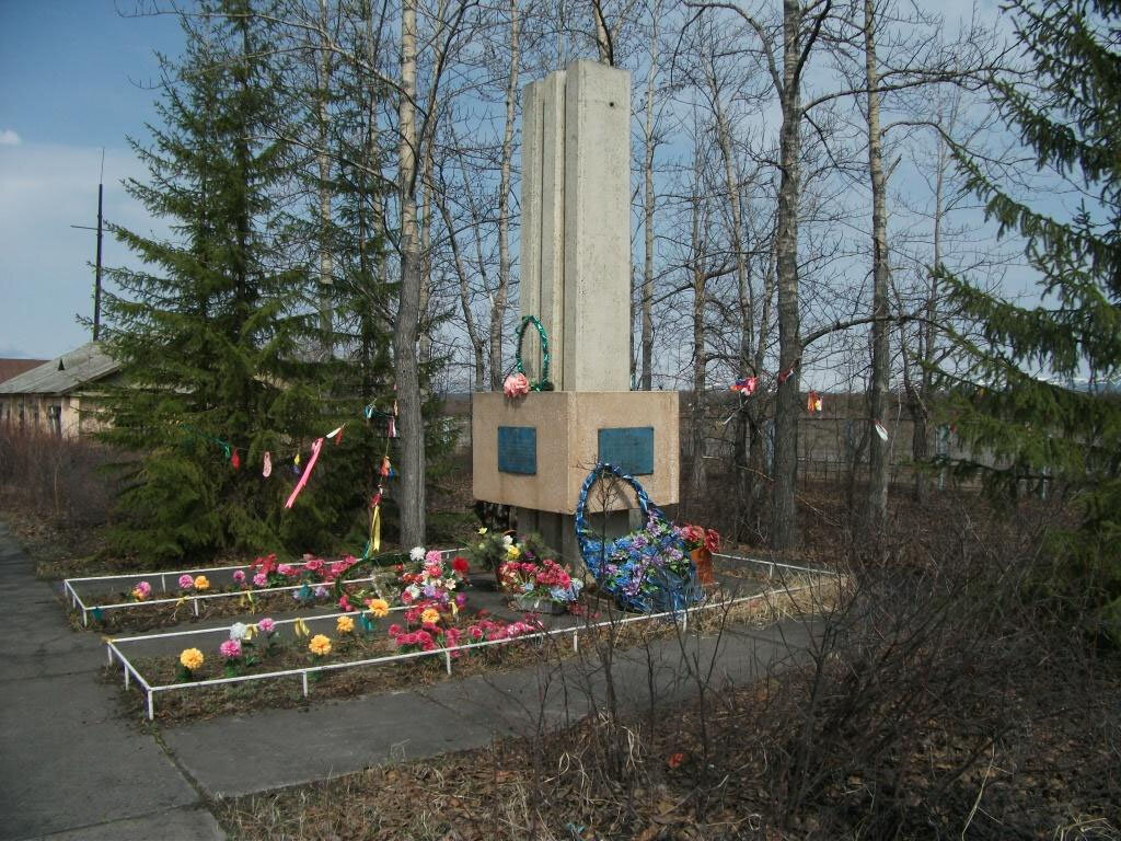 Стела летчикам в аэропорту Сеймчан