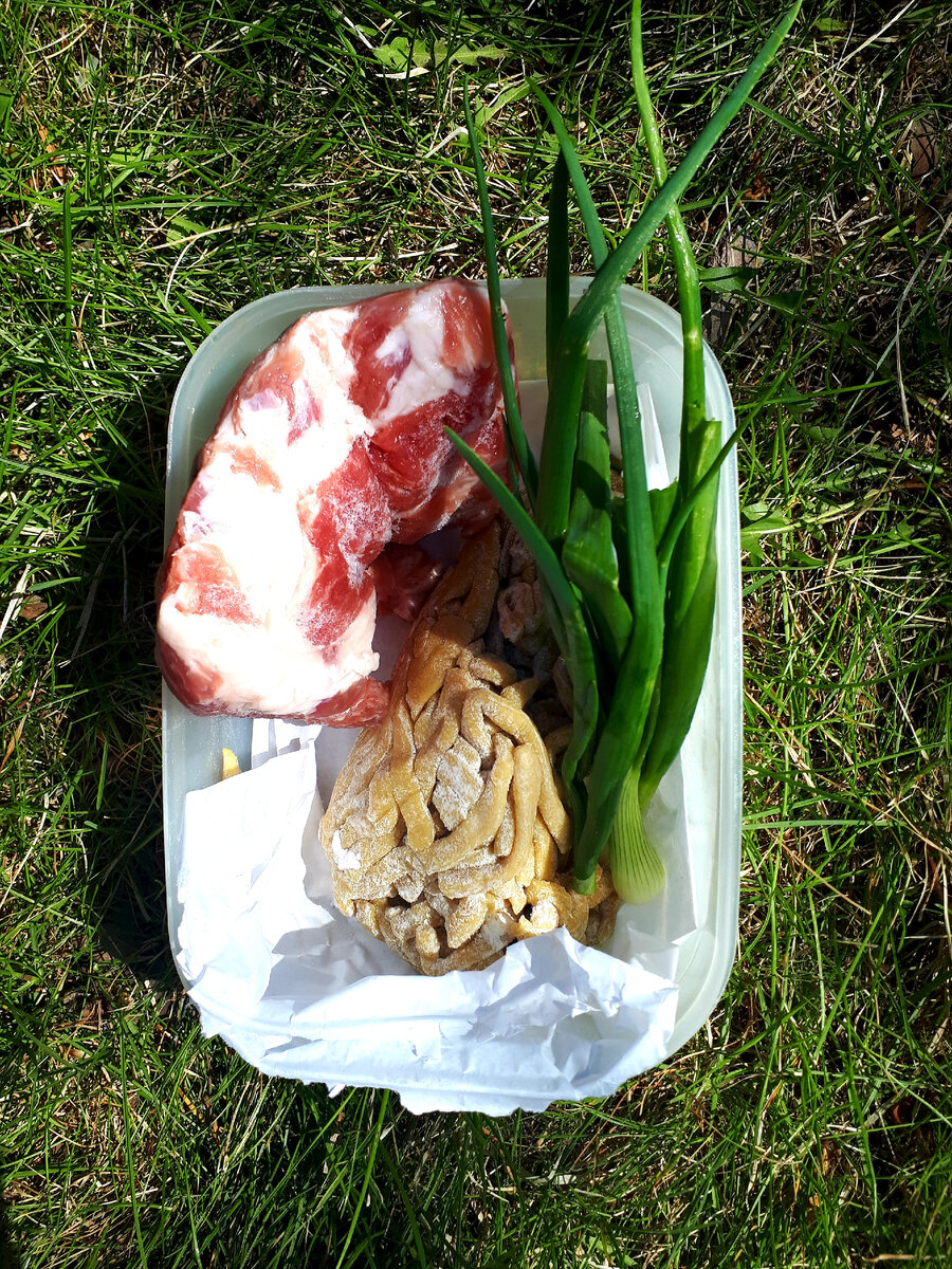 ребрышки, лапша и лук 