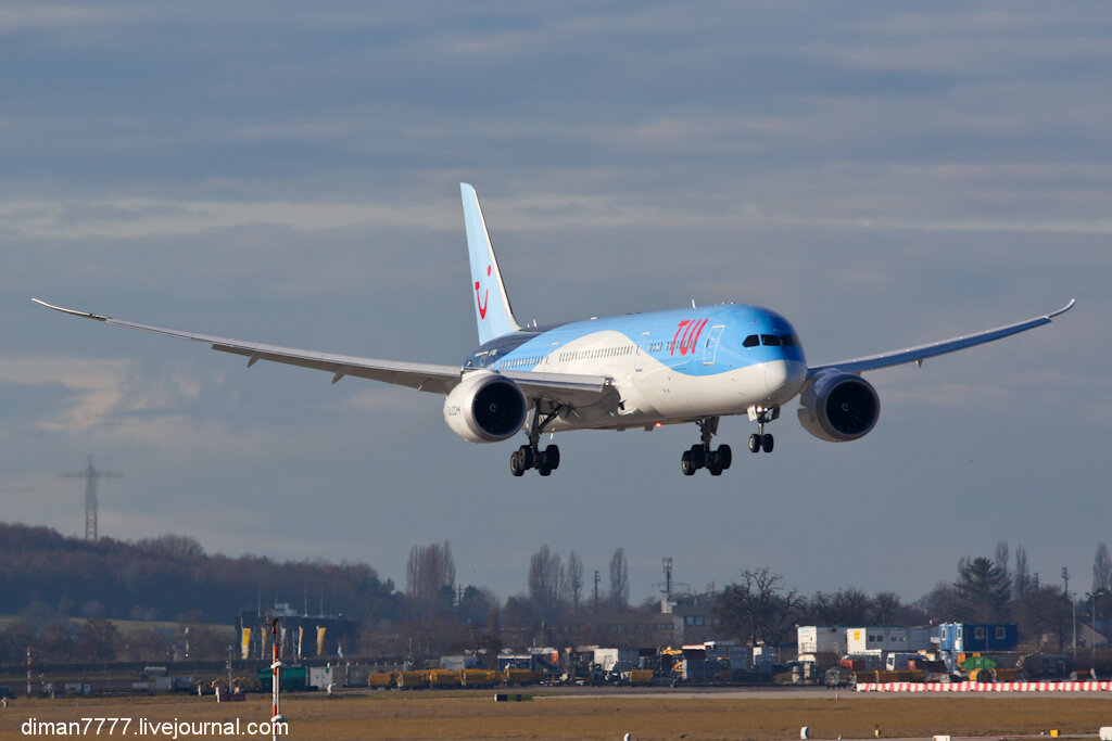 01. Не знаю как вам, но мне очень нравится Б787 "Dreamliner", недаром он получил название "самолет мечты". Красивый самолет!
