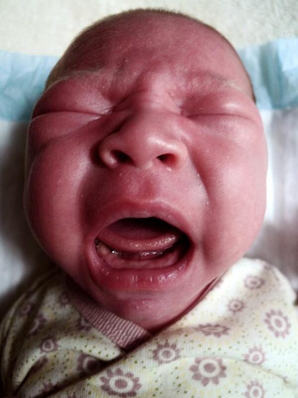 «Хочет ли она молоко? Неужели она нагадила в штаны? Ей слишком жарко? Слишком холодно? Обращение с ребенком было похоже на работу с высоконестабильным взрывчатым веществом». Photo by Phillip Toledano