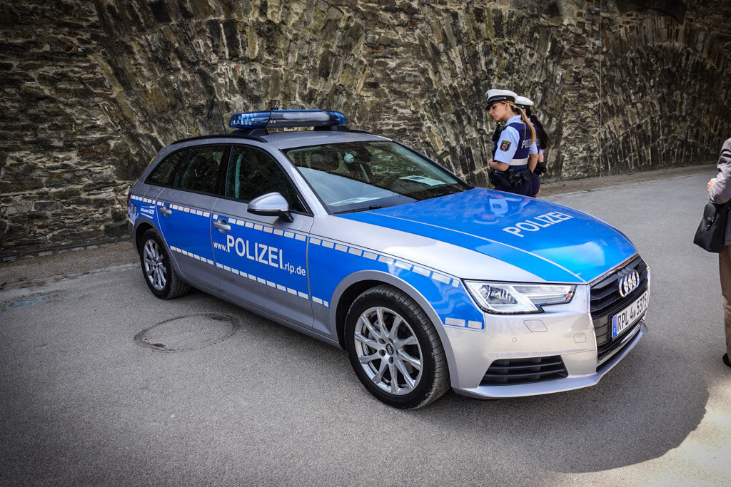 Полиция ездит. Мерседес полиция Германии. Polizei Berlin Opel. Автомобили полиции Германии. Автомобили баварской полиции.