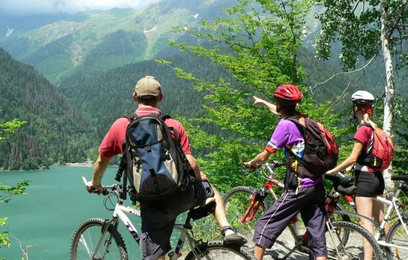 Рекреация спорта. Красная Поляна Сочи поход. Сочи горы красная Поляна лето. Виды горного туризма. Рекреационный туризм.