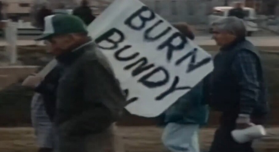 В Охотнике за разумом. Схватка. сценаристы пытаются разобраться, что толкнуло маньяка на совершения преступлений. За основу взяты реальные события.