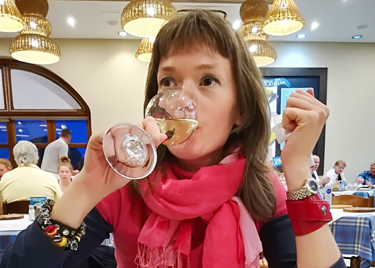 А в ресторане, а в ресторане, а там гитары, а там цыгане...