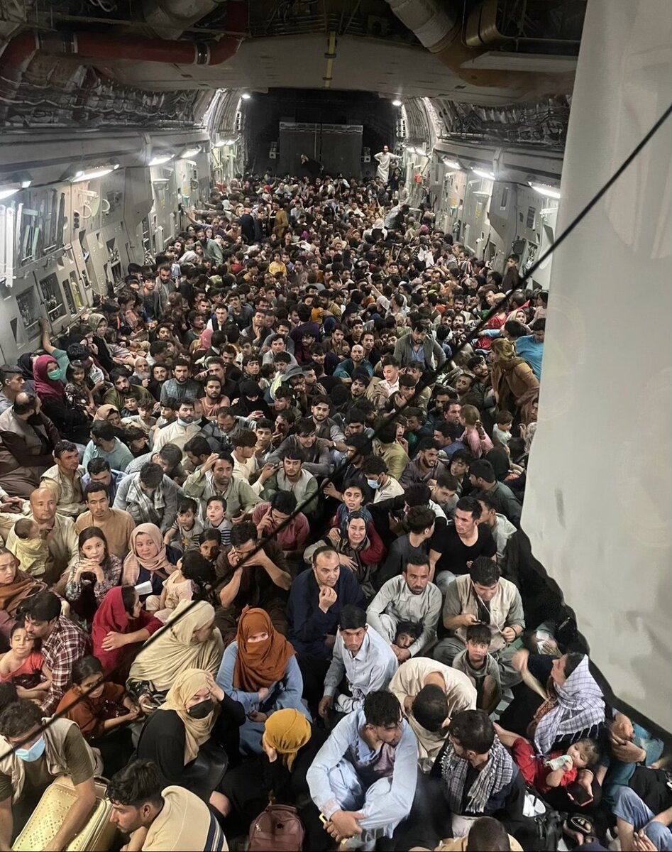 По другим оценкам на борту было 640 человек.