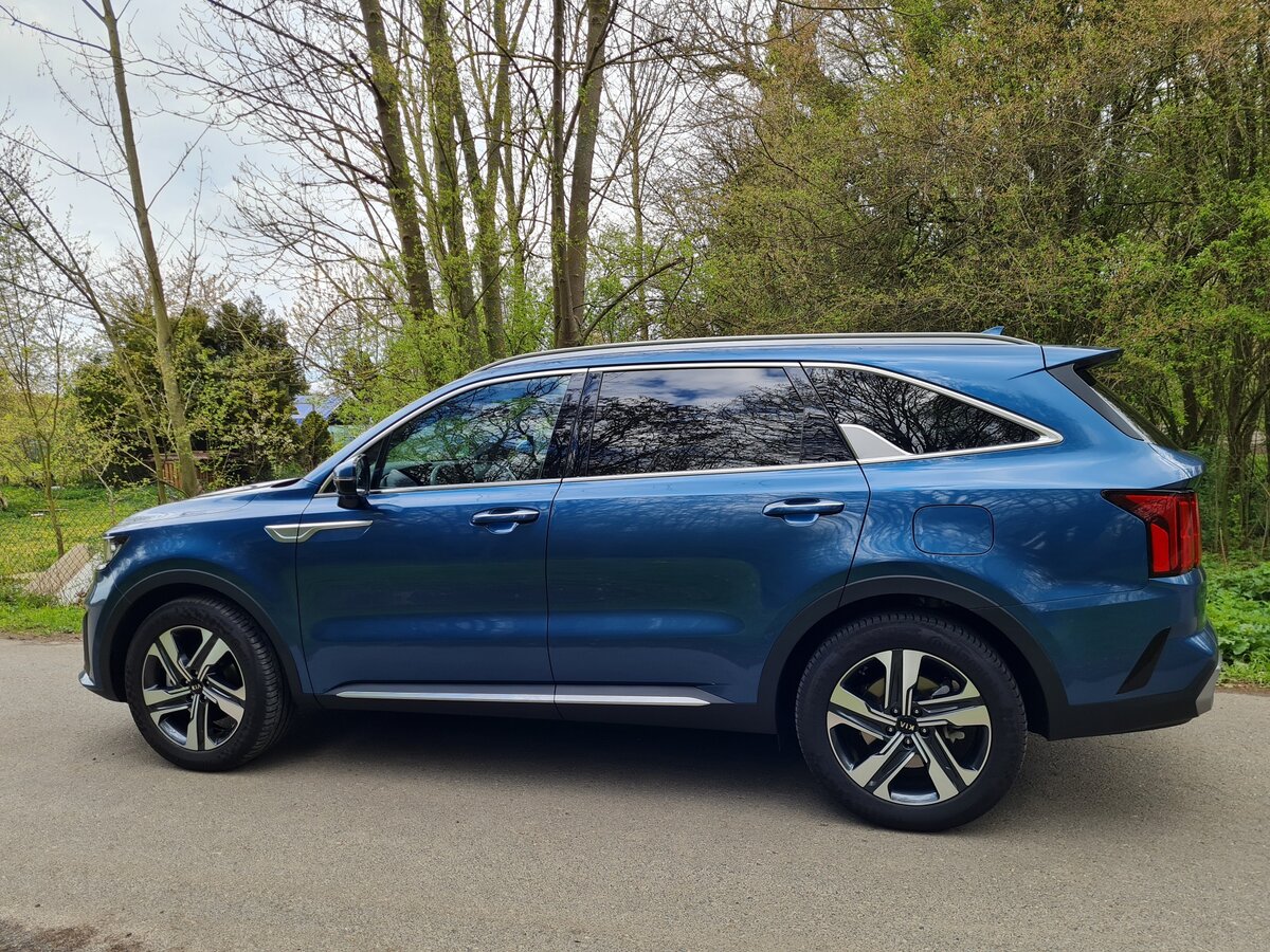 Kia Sorento: с длинным капотом и смещенным назад пассажирским салоном выглядит весьма элегантно для  SUV