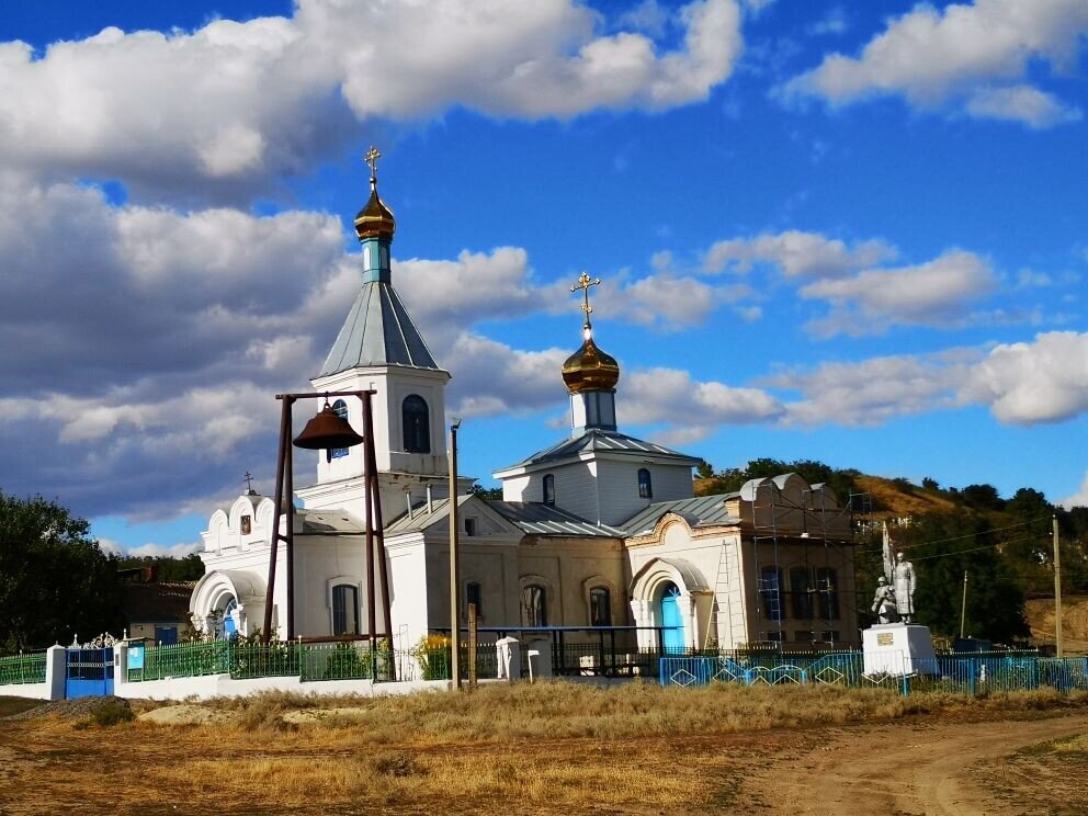 хутор Каныгин, храм Рождества Пресвятой Богородицы и братская могила, памятник погибшим в Великой Отечественной войне.