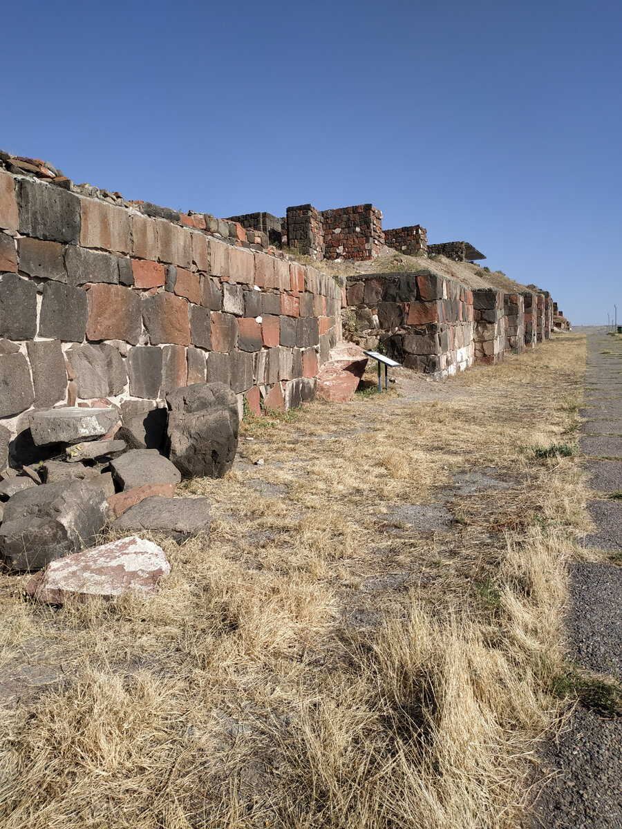 Фрагмент внешней крепостной стены Эребуни.