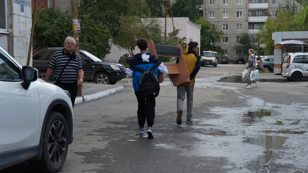 И делали мы это не зря! Скамейка до сих пор стоит возле того игрального столика.